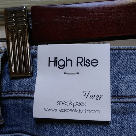 Woman's distressed jeans - Picture 4 of 4